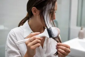 How to Use Dry Shampoo: Benefits & When to Apply It