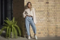 What to Wear with Mom Jeans: Casual & Chic Styling Tips